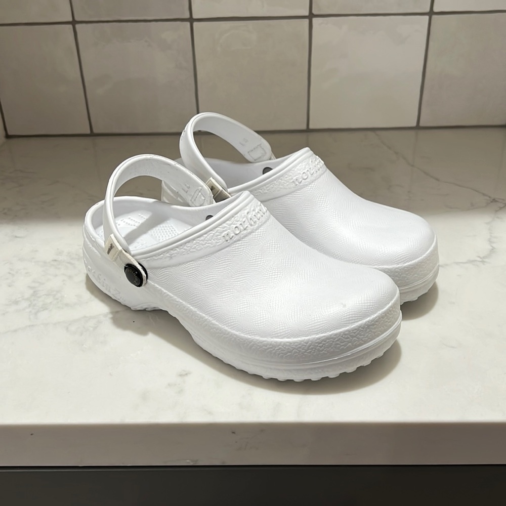 NWOT{nothinZ}Sz L8, JR 6 white Clog